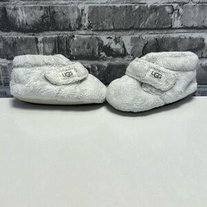 UGG‎